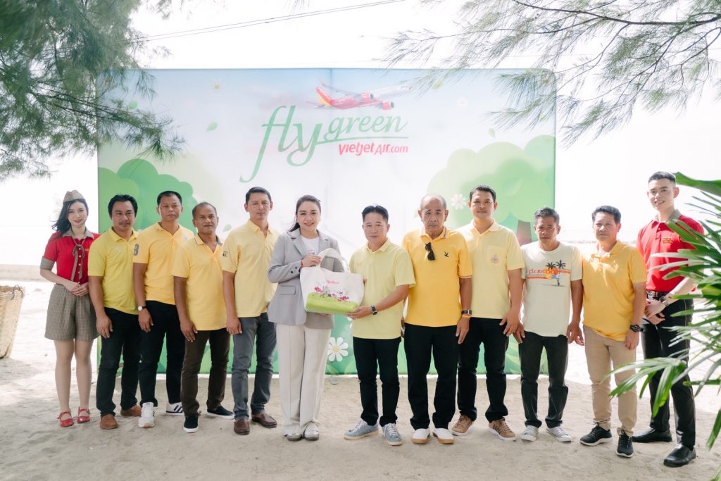 โครงการ “Fly Green” เวียตเจ็ทไทยแลนด์ เก็บขยะได้กว่า 500 กิโลกรัม และปลูกป่าชายเลนกว่า 50,000 ต้น ที่จังหวัดเพชรบุรี